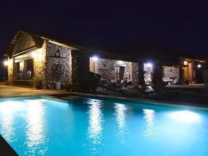 4 bedrooms villa with private pool enclosed garden and wifi at Fernan Caballero es un hotel en Fernancaballero que acepta mascotas.