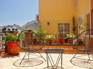 Colorful family condo with terrace and free parking - Hotel en Guanajuato que acepta mascotas