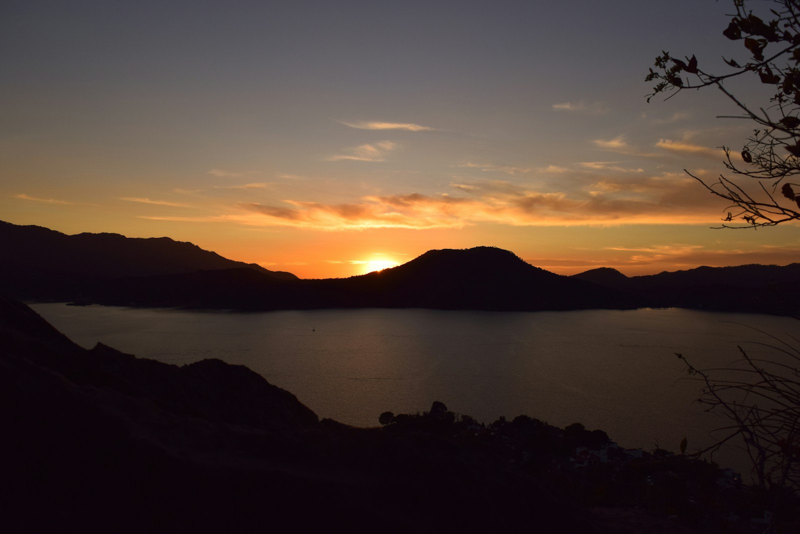 Viaja a Valle de Bravo en temporada baja para vacaciones baratas.